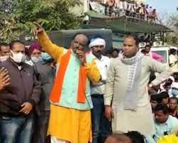 बैतूल के सांसद ने कहा : बजाओ ताली, किसानों ने किया इनकार